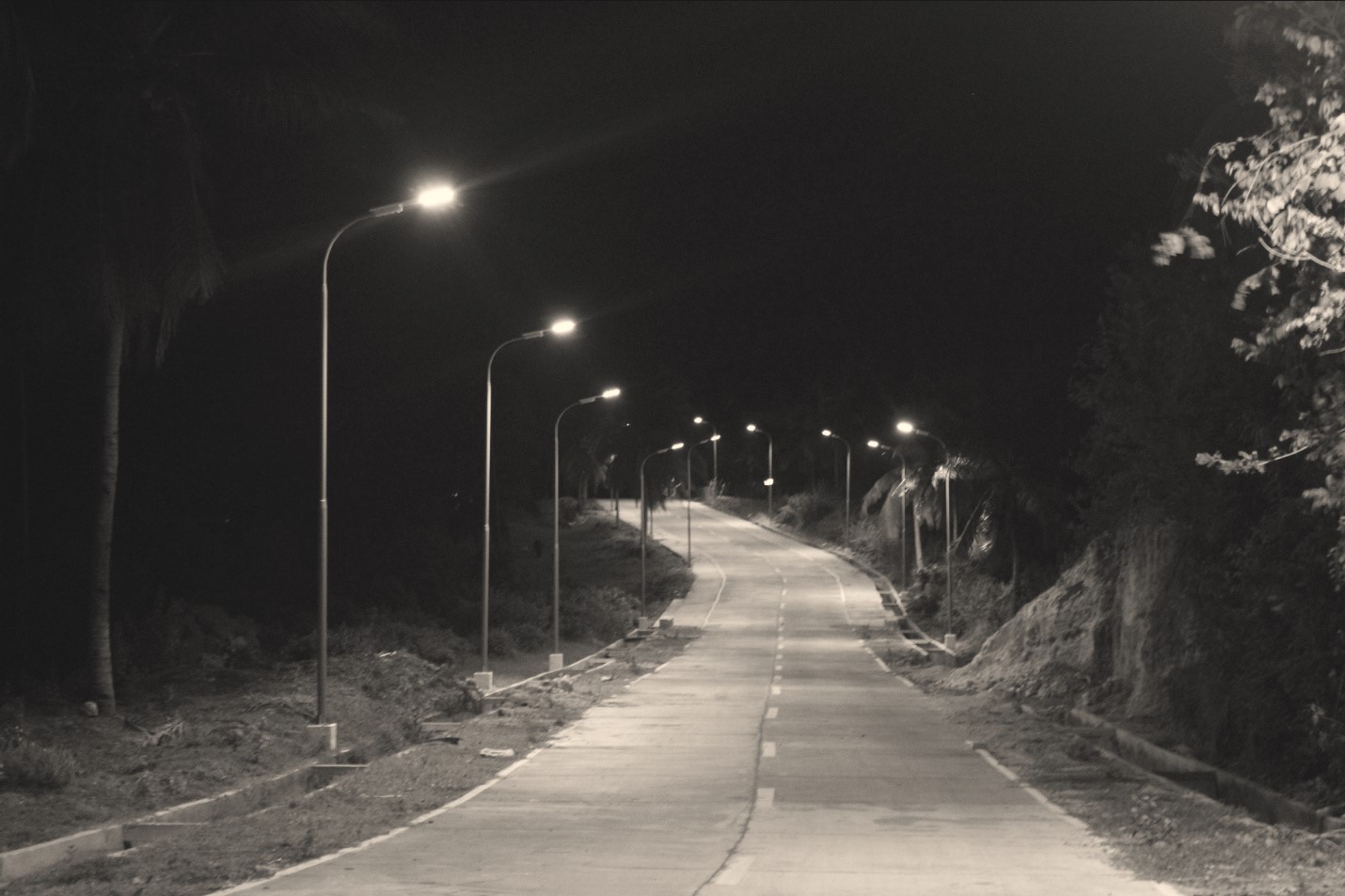 DPWH SETS STANDARD DESIGN FOR SOLAR-POWERED LIGHTS ALONG NATIONAL ROADS