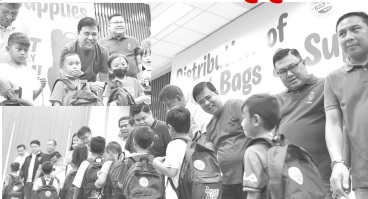 Distribution ng School Bag at School Supplies