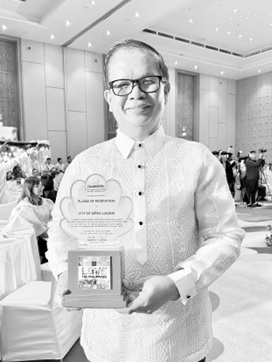 The City of Biñan is an honoree at the DOT CALABARZON Tourism Excellence Appreciation, Biñan Tourism Champion Mayor Arman Dimaguila accepts the recognition!